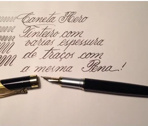 Caneta-tinteiro preta com tampa dourada
